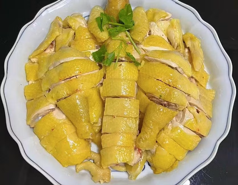 3. Gà luộc có ý nghĩa cầu may mắn, bình an, may mắn. Nguyên liệu: Thịt gà ta, hành lá, gừng 