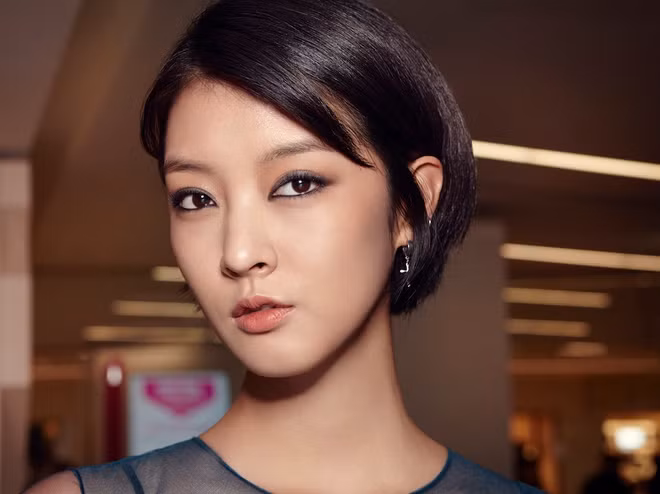  Hai má cân bằng: Phụ nữ có nét tướng này được nhiều người yêu thương, gặp nhiều vận may. Ngược lại, phụ nữ có gò má cao cuộc sống gặp nhiều gian nan, khó khăn. 