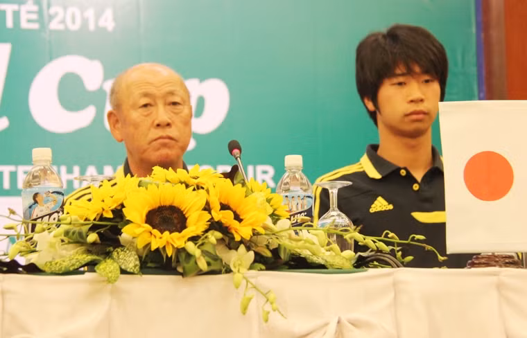 HLV trưởng và cầu thủ U19 Nhật Bản.