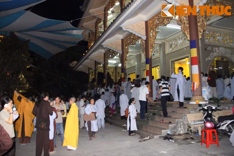 Dù đêm đã về khuya nhưng hàng ngàn Phật tử khắp nơi vẫn đổ về viếng tang Đại lão Hòa thượng tại chùa Vạn Đức, TP HCM.