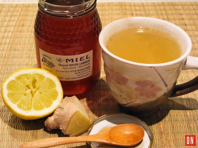 Trà gừng và chanh: Trộn mật ong với ít nước chanh thêm chút gừng băm nhỏ, cuối cùng thêm chút quế vào cốc trà của bạn.