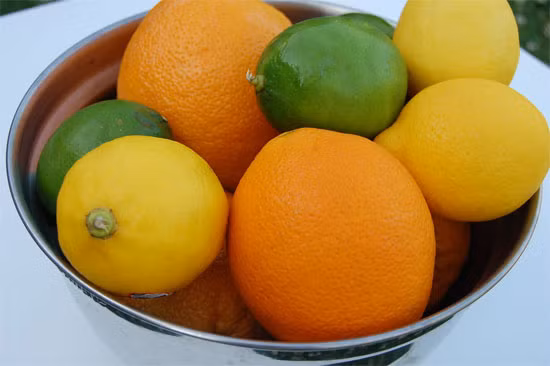 Cam quýt. Cam quýt tính ôn hoà, hương vị thơm mát, là loại trái cây tốt cho làn da.