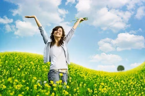 Sưởi nắng. Mươi phút dưới nắng sớm hoặc trong ánh chiều tà, bạn sẽ thấy cơ thể thoải mái, nhẹ nhõm và đầu óc “êm ả” hơn. Nắng nhẹ luôn tốt cho sức khoẻ và vì thế, bạn nên dành ít phút mỗi ngày cho vài hoạt động ngoài trời.