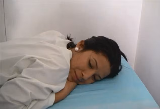Đây là một trong những khách hàng của ông, cô Sofia, 20 tuổi, một sinh viên đại học đang phải cắn răng chịu đau đớn để có được vòng 3 nảy nở, quyến rũ.