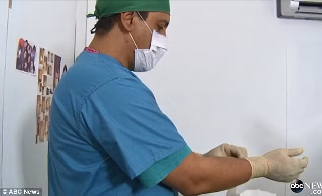 Tại Venezuela, dù đã có hàng chục ca phẫu thuật bơm mông thất bại nhưng vẫn không khiến cho những người phụ nữ nước này hoảng sợ. Bác sĩ phẫu thuật thẩm mỹ Gus cho biết với mỗi ca bơm mông thực hiện tại nhà riêng của ông ở Caracas (Venezuela), ông sẽ thu được 300USD (khoảng 10 triệu đồng).