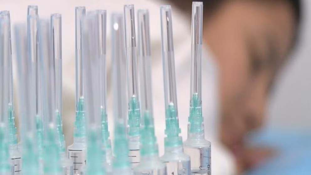 Trước tiên, bác sĩ Gus sẽ tiêm thuốc mê, sau đó ông sẽ tiêm 20 ống chất gel được gọi là bio-polymer vào mông cô gái.