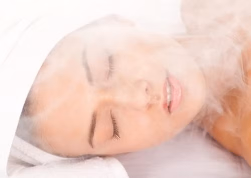 Xông hơi thảo dược. Hãy thử phương pháp xông hơi bằng thảo dược để trị mụn trứng cá. Nhỏ một vài giọt dầu cây trà trong một nồi nóng và áp mặt vào hứng hơi nóng bốc lên. Dầu cây trà giúp khép lại các lỗ chân lông, khôi phục sự cân bằng độ pH của da. Hơi nước giúp giảm thiểu tình trạng mụn. Sau khi xông hơi, thoa chút dầu cây trà vào khăn nóng và chấm nhẹ nhàng lên mặt.