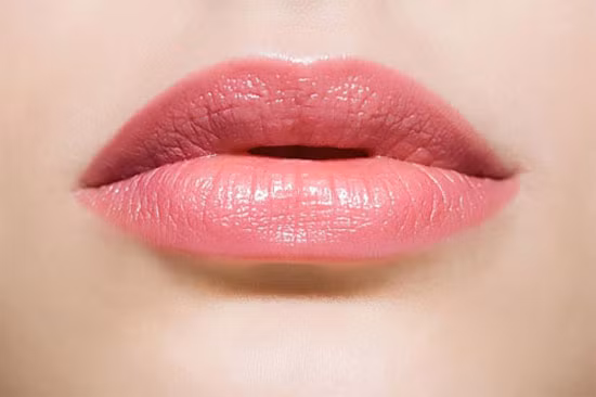 Màu hồng cam. Thật khó có thể tìm ra một tone màu nào khác đủ sức mạnh phù hợp với tất cả mọi sắc tố da như hồng cam. Sự hài hòa giữa sắc hồng ngọt ngào và màu cam tự nhiên tạo nên một phức hợp sắc tố đủ làm bừng sáng mọi gương mặt: Một đôi môi được phủ kín bằng lớp son hồng với undertone ánh cam, cặp má được đánh phớt nhẹ một chút sắc cam ánh nâu và bầu mắt được phủ lớp phấn nhũ hồng chính là những gì sẽ khiến bạn trở nên nữ tính và duyên dáng hơn.