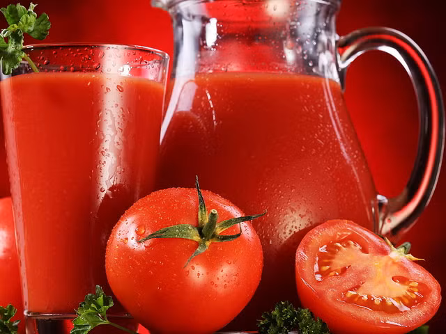 Dưỡng ẩm cho da khô. Nghiền nát 1 quả cà chua trộn với 1 thìa nha đam, cho thêm 1 thìa cà phê dầu oliu. Đắp hỗn hợp lên mặt, nằm thư giãn trong 10 phút. Đây là cách dưỡng ẩm rất tốt vào mùa đông. Bạn sẽ không còn lo da khô bị nứt nẻ hay bong tróc nữa.