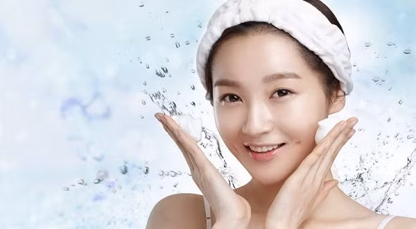 Rửa mặt 2 lần. Trước khi ngủ phải rửa mặt sạch sẽ, khi rửa nên bôi kem tẩy trang lên mặt trước, sau đó dùng bông tẩy trang, sau đó mới dùng sữa rửa mặt và rửa sạch.