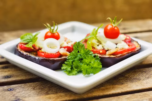 Giảm từ từ lượng thức ăn, tránh bữa phụ buổi tối: Bạn nên giảm dần lượng cơm và thức ăn trong mỗi bữa. Chẳng hạn, cũng là 2 muôi cơm nhưng thay vì đầy sẽ là 2 muôi vơi hoặc sau khi xới xong, hớt lại một ít cơm phía trên trả lại nồi. Với thức ăn, bạn có thể gắp ít một và nhớ “gắp đến đâu ăn hết đến đó rồi mới gắp thứ khác bỏ vào bát”.