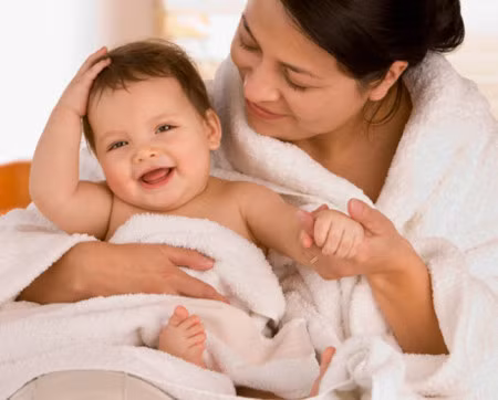 Sự giúp đỡ của người thân. Người thân trong gia đình, nhất là chồng nên hỗ trợ, quan tâm chăm sóc và chia sẻ công việc với người vợ, tạo cho họ có được sự thoải mái nhất định về tâm lý thì sẽ hạn chế được tình trạng hay quên.