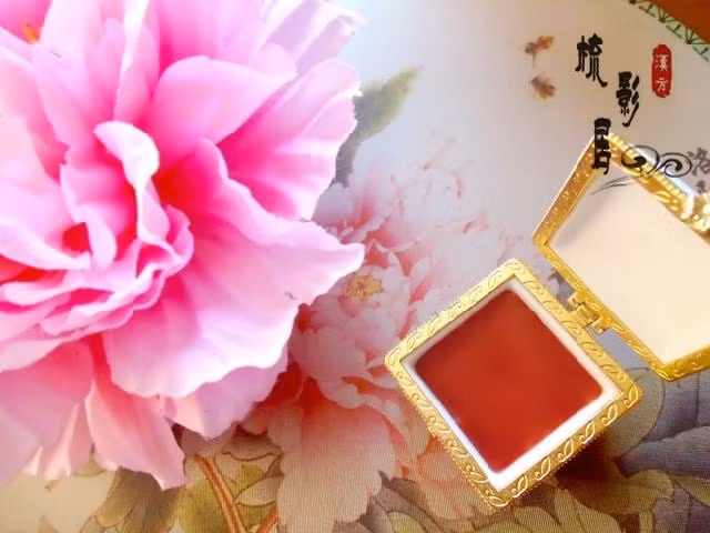 Để có các loại son có màu, người ta nấu chảy sáp ong, thêm hương thơm, sau đó, trộn với các phẩm màu tự nhiên để tạo màu. Màu đỏ thường được tạo thành từ đất sét, màu hồng lấy từ hoa hồng… Hỗn hợp này sẽ được đựng trong chiếc hộp xinh xắn, để người phụ nữ có thể mang theo bên người mọi nơi mọi lúc.