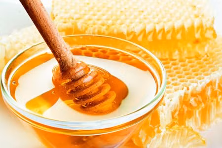 Chăm sóc môi. Phụ nữ Việt thời xưa cũng khá cầu kỳ trong việc chăm sóc đôi môi. Sáp dưỡng môi được nấu từ sáp ong, sau đó, được trộn với một số hương liệu để tạo mùi thơm.
