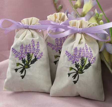 Nước hoa. Từ thời xa xưa, những cô gái, đặc biệt là các tiểu thư quyền quý của Việt Nam đã biết cách sử dụng những loại hoa có mùi thơm tự nhiên, nhẹ nhàng để tạo mùi hương. Các cô gái thường có túi hương trong người, trong đó đựng những loại hoa phổ biến như hoa nhài, hoa hồng, nhụy hoa sen… để giúp cơ thể toát ra mùi hương quyến rũ, nhẹ nhàng. Cầu kỳ hơn, những loại hoa này được tẩm ướp, sao kê… để làm ra những túi hương có khả năng giữ mùi lâu hơn các loại hoa tươi.