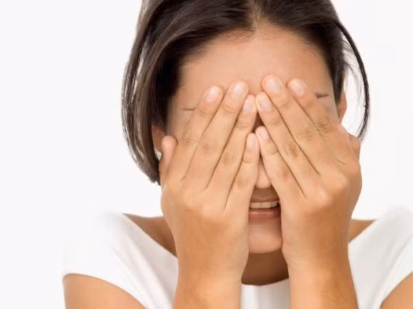 Tùy theo mức độ phát triển của Eczema để có phương pháp chữa lành da và ngăn ngừa bệnh tái phát, như dùng kem dưỡng ẩm thường xuyên kết hợp với uống thuốc theo đơn của bác sĩ, tránh tiếp xúc với các nguyên nhân gây dị ứng; tránh cào gãi, trà sát, rửa bằng xà phòng.