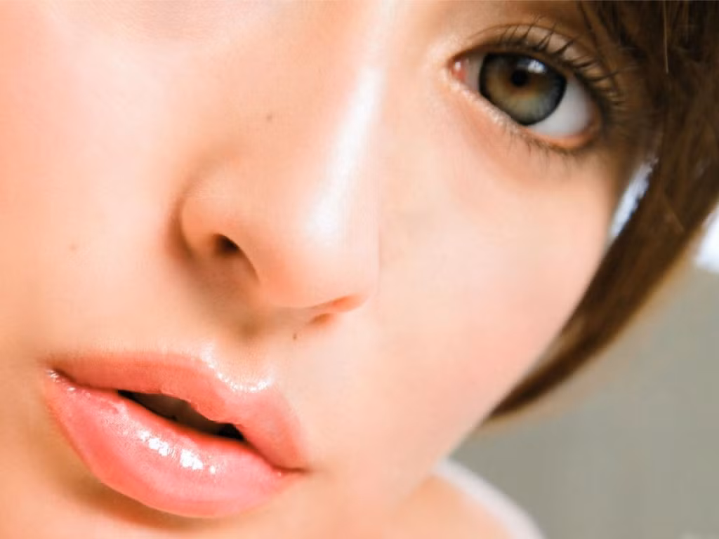 Phẫu thuật chỉnh môi như làm đầy môi mỏng, làm mỏng môi dày, bơm môi có độ an toàn thấp, môi dày có khả năng bị cắt quá tay khiến phần răng bị lộ, có khả năng gây viêm nhiễm hay kích thích hình thành u xơ. Sillicone lỏng và một số loại chất liệu khác sau khi bơm thường ngấm vào mô, cơ nên việc lấy ra rất khó khăn, số lượng lấy ra được rất ít... có thể gây bệnh về lâu dài.