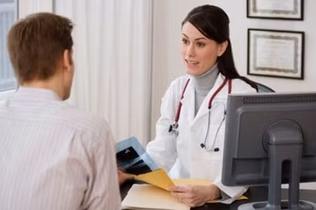 Trước khi tán sỏi, kiểm tra toàn diện và xét nghiệm sẽ được thực hiện để xác định số lượng, vị trí và kích thước của sỏi.