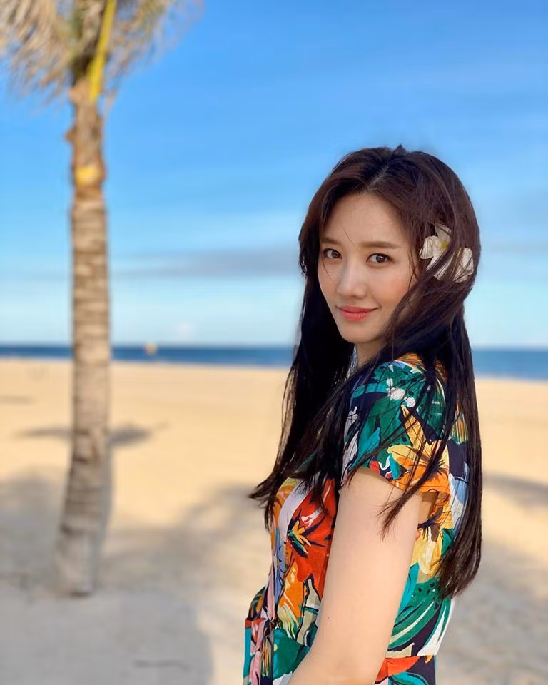 Trên trang cá nhân, Hari Won đã chia sẻ một số bức ảnh do chính ông xã và ca sĩ Trúc Nhân chụp khi đang ở bãi biển và hồ bơi.