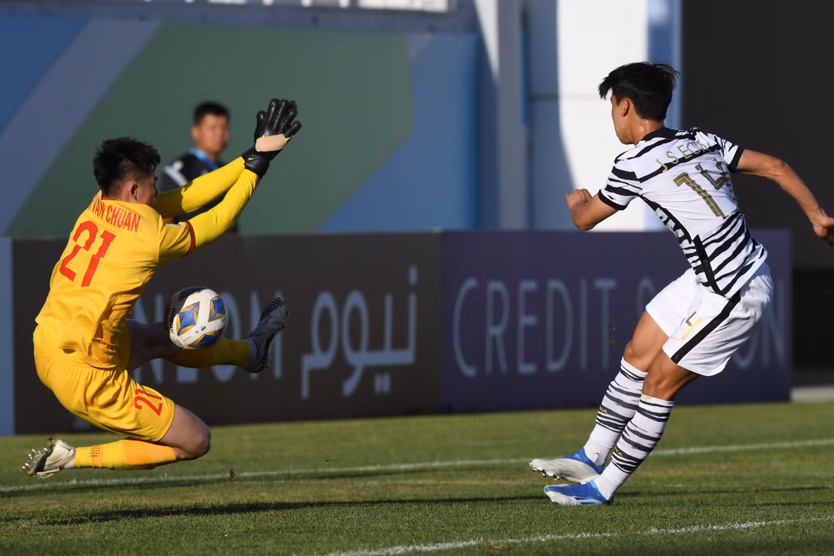 Quan Văn Chuẩn là cầu thủ chơi hay nhất của U23 Việt Nam trong trận hòa 1-1 trước Hàn Quốc tại lượt đấu thứ hai bảng C U23 châu Á 2022. Thủ môn của CLB Hà Nội liên tục làm nản lòng các cầu thủ Hàn Quốc với những pha bóng xuất sắc. Chính bệ đỡ Văn Chuẩn là điểm tựa để U23 Việt Nam vùng dậy, có được bàn gỡ khi đối thủ chỉ còn 10 người.