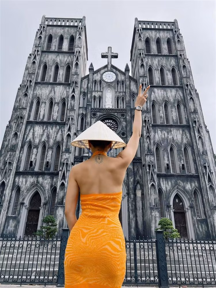 Sao Viet bi cong kich vi hinh anh phan cam chon ton nghiem