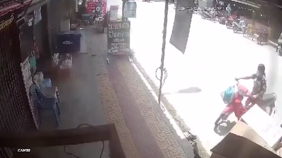 Video: Lao xe vao cua hang gao, nguoi phu nu ha guc nu nhan vien