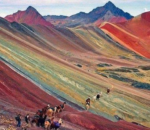 Ngôn ngữ chính thức của người dân Peru hiện nay là tiếng Tây Ban Nha và tiếng Quechua. Ngoài ra ở nước này có có nhiều ngôn ngữ của người thiểu số vùng Amazon khác.