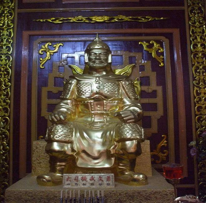 Võ Văn Dũng - tướng quân số 1 của nhà Tây Sơn: Võ Văn Dũng chính là hổ tướng đứng đầu của nhà Tây Sơn, được cho là "quán quân / bách chiến khởi Tây thùy". Nguyễn Nhạc từng ca ngợi ông: "Phá giặc ở trong núi thì dễ / Thắng được cây đao của Võ Văn Dũng mới khó". Ông theo vua Quang Trung lập nhiều chiến công trên chiến trường: Vào Nam đánh quân Xiêm, ra Bắc đánh quân Thanh. Trong lần đại phá quân Thanh xâm lược, Võ Văn Dũng là đại tướng quân, đánh đồn Khương Thượng vào tết Kỷ Dậu năm 1789. Là cao thủ võ học, am hiểu đao pháp, ông nổi tiếng với cây Lôi long đao tung hoành trên chiến trường.