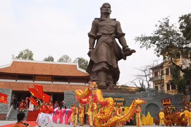 Nguyễn Huệ - kẻ thù sợ như cọp: Xứng đáng là một trong những vị vua giỏi chiến trận nhất trong số các vua chúa nước Việt, trên chiến trường, Quang Trung chỉ có tiến, không lùi. Với lối hành quân thần tốc, Quang Trung - Nguyễn Huệ từng khiến thù trong giặc ngoài khiếp sợ. Chính sử nhà Nguyễn du rất ghét, vẫn phải miêu tả ông thuộc hàng dũng tướng bậc nhất, quân Xiêm sau trận thua Rạch Gầm - Xoài Mút thì sợ ông như cọp.