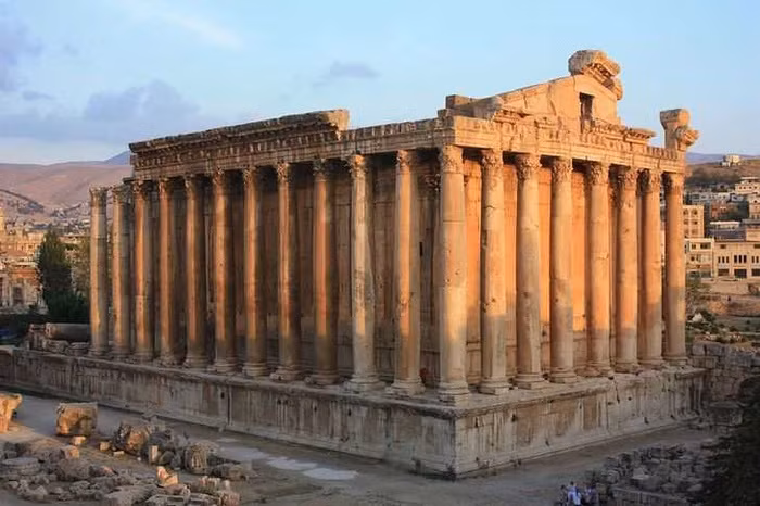 6. Đền Bacchus, Baalbek. Đền Bacchus ở Baalbek là một công trình bí ẩn được xây dựng vào đầu thiên niên kỷ thứ nhất sau Công nguyên. Ngôi đền lớn hơn cả đền Parthenon nổi tiếng ở Athens.
