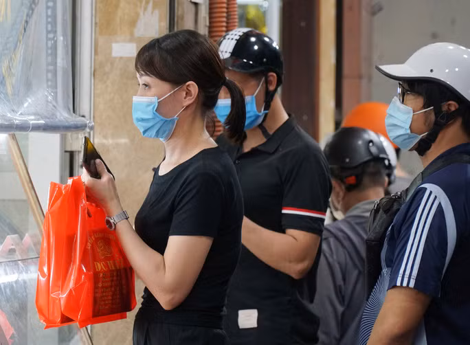 Người dân đang chờ đợi mua bánh trung thu tại cửa hàng trên phố Thuỵ khuê
