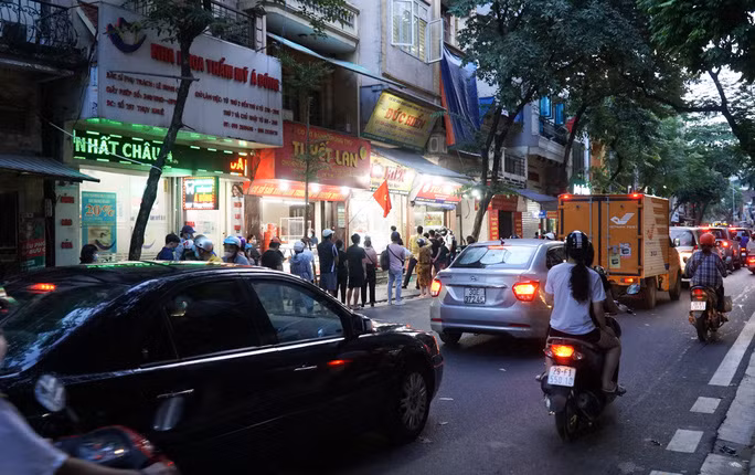 Tối 17/9, ngày thứ hai TP Hà Nội thực hiện nới lỏng giãn cách cho các quận, huyện "vùng xanh", người dân nườm nượp tới xếp hàng mua bánh trung thu trên phố Thụy Khuê, quận Tây Hồ - quận "vùng xanh" ở Hà Nội. Trong ảnhh: Khoảng 18 giờ 30, rất đông người dân đứng xếp hàng chờ mua bánh trung thu tại một cửa hàng trên phố Thuỵ Khuê