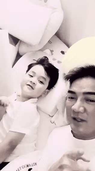 Dam Vinh Hung va con trai tau hai giua dem-Hinh-5