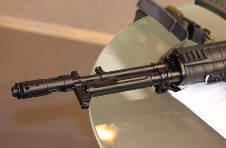 Loa che lửa đầu nòng của AEK-971 có thiết kế khá độc đáo giúp làm tăng độ chụm của đạn khi bắn. Súng có tốc độ bắn 900 viên/phút, tầm bắn hiệu quả 500 mét, tầm bắn tối đa 1.000 mét. Máy cò hoạt động ở 3 chế độ bắn phát 1, loạt ngắn 3 viên hoặc liên thanh.