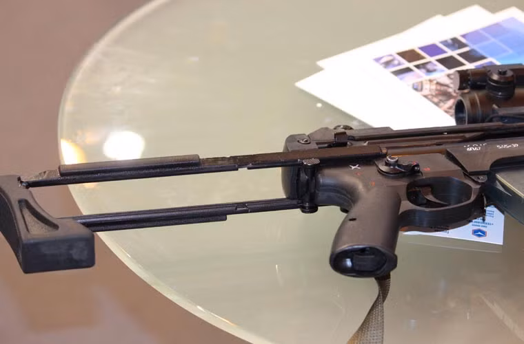 AEK-971 có báng súng thiết kế khá độc đáo có thể đẩy gọn vào thân súng tạo sự thuận lợi trong khi hành quân, mang, khoác. Súng có chiều dài tổng thể 960mm, 720mm khi gập báng vào, trọng lượng chưa bao gồm đạn 3,3kg.