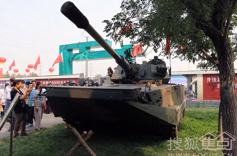Xe tăng đổ bộ Type 63A là một trong những phương tiện đột kích chủ lực của Lính thủy Đánh bộ Trung Quốc. Nó được trang bị một pháo rãnh xoắn 105mm, có thể bơi trên mặt nước sông, hồ, biển với tốc độ tối đa tới 28 hải lý/h.