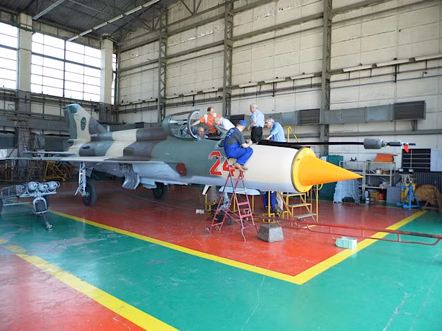 Một chiếc MiG-21 của Mozambique đang được nâng cấp trong nhà máy của Aerostar.