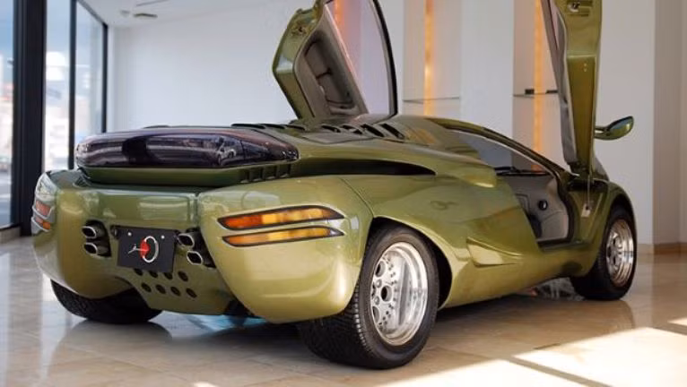 Nó không phải là một phiên bản Lamborghini chính thức. Tuy nhiên, dù có thay đổi ngoại hình, ông Yamazaki vẫn giữ lại "trái tim" của chiếc Countach. Đó là động cơ V12 dung tích 5,2 lít công suất 460 mã lực, cho tốc độ tối đa 300km/h, đủ để thỏa mãn niềm đam mê tốc độ của dân chơi.