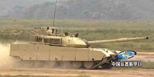 Điểm khác biệt lớn nhất so với MBT-3000 là trạm vũ khí điều khiển từ xa được lắp bên phải tháp pháo.