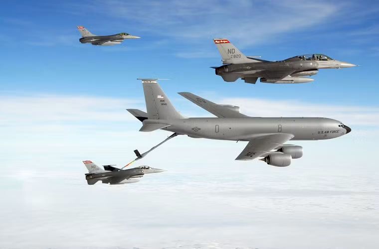  Máy bay tiếp nhiên liệu trên không KC-135: ngoài việc triển khai các mẫu máy bay chiến đấu và máy bay trinh sát đường không tại chiến trường Iraq. Không quân Mỹ còn đưa thêm các máy bay tiếp nhiên liệu trên không KC-135, nhằm tăng cường khả năng hoạt động của lực lượng Không quân Mỹ tại quốc gia Trung Đông này.
