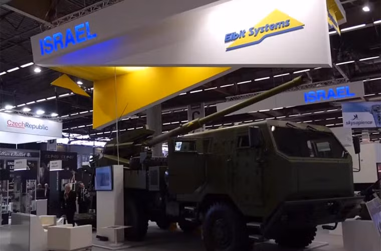 Lựu pháo tự hành ATMOS 155mm do Elbit Systems thiết kế sản xuất. ATMOS cung cấp hỏa lực với độ chính xác cao từ khoảng cách 40km.