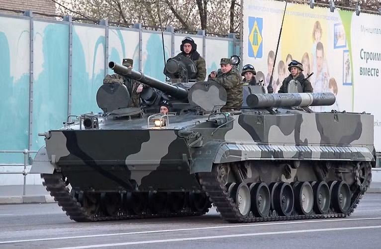 BMP-3 có trọng lượng 19 tấn có thể mang theo 7 binh sĩ cùng đầy đủ trang bị. Hỏa lực của BMP-3 gồm một pháo tự động 100mm có thể bắn tên lửa chống tăng AT-10 Stabber và một pháo tự động đồng trục pháo chính cỡ 30mm.