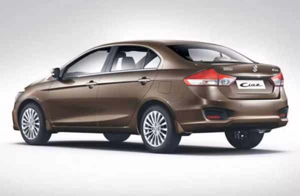 Về ngoại hình, Ciaz mang nhiều nét góc cạnh, nhưng vẫn giữ được chất mượt mà của phiên bản Authentics ra mắt trước đó tại triển lãm Thượng Hải 2013. Vành lazang hợp kim 16 inch và đèn pha projector càng tôn thêm vẻ sang trọng cho xe.