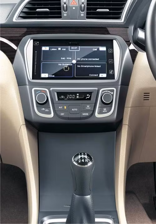 Hệ thống giải trí 6 loa với màn hình cảm ứng, hỗ trợ cổng USB, AUX hoặc bluetooth sẽ giúp hành khách thư giãn trên những chặng đường dài.