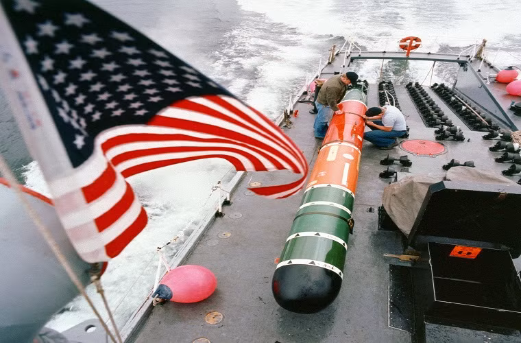 Ngư lôi hạng nặng Mk48 được phát triển bởi Lockheed Martin cho nhiệm vụ đánh chìm các tàu ngầm hạt nhân ở độ sâu lớn và tàu mặt nước. Mk48 được trang bị các hệ thống dẫn đường thụ động lẫn chủ động cùng với hệ thống sonar tiên tiến giúp nó phát hiện và thực hiện tấn công các mục tiêu trên hoặc dưới mặt biển, ở các khu vực nước sâu lẫn nước nông.