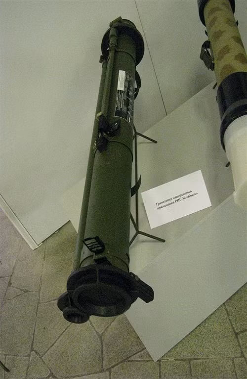 Tuy nhiên mục đích chính khi Nga chế tạo RPG-30 là để công phá hệ thống phòng vệ trên xe tăng Merkava của Israel - thiết kế được mệnh danh là không thể phá hủy. RPG-30 mang hai quả đạn rocket: đạn chính cỡ 105mm và quả đạn phụ. Quả đạn phụ được bắn ra từ nòng nhỏ gắn trên nòng chính có tác dụng kích hoạt hệ thống phòng vệ chủ động của xe tăng địch. Bay sau là quả đạn chính cỡ 105mm sẽ xuyên thủng vào giáp xe.