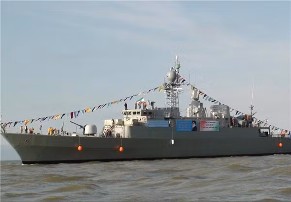 Tàu khu trục nhỏ Damavand được đóng mới dựa theo lớp Alvand của Hải quân Hoàng gia Anh đóng cho Iran với tên gọi lớp Saam. Tàu có chiều dài 95 mét, rộng 11,1 mét, mớn nước 3,25 mét, lượng giãn nước toàn tải 1.500 tấn.