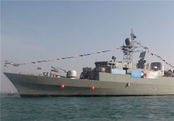 Vũ khí chủ lực của tàu là 4 tên lửa chống hạm loại Noor hoặc Qader sao chép từ tên lửa chống hạm C-802 với sự hỗ trợ kỹ thuật từ Trung Quốc. Tên lửa có tầm bắn từ 30-170km.