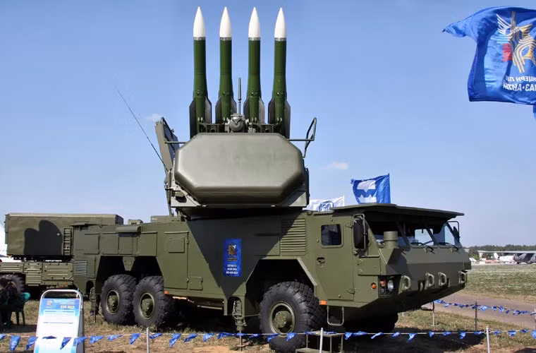 Buk-M2E là biến thể xuất khẩu mới nhất của hệ thống phòng không tầm trung Buk. Nó được thiết kế để tiêu diệt mọi mục tiêu đường không trong phạm vi tới 50km, tầm cao 24km, mỗi hệ thống Buk-M2E có thể tham chiến với 24 mục tiêu cùng lúc ở bất kỳ hướng nào.