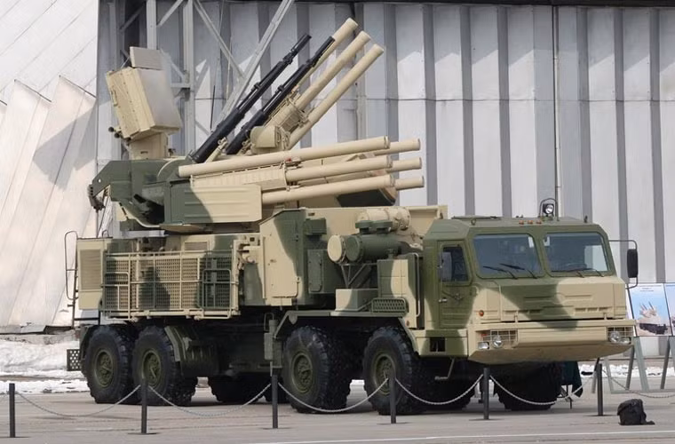 Còn Pantsir-S1 là hệ thống phòng không tích hợp có "1-0-2" trên thế giới hiện nay. Pantsir-S1 là một giải pháp tối ưu trong việc hóa giải các mối đe dọa đối với phòng không tầm thấp, nó được ví như chốt chặn cuối cùng trên mặt đất trước các cuộc tấn công từ trên không.